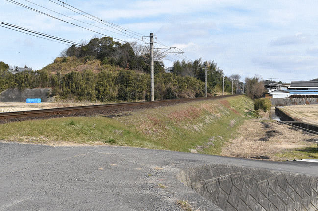 羽床駅から滝宮駅方向へ直線距離で約200mの踏切付近の撮影地