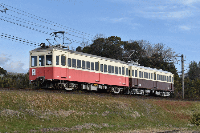 羽床駅の近くの撮影地からレトロ電車を撮影