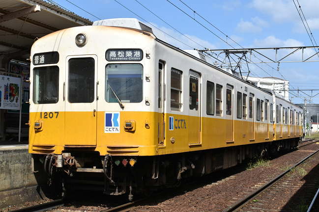滝宮駅1番ホームに停車中の高松築港行