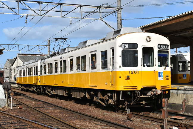 仏生山駅に停車中の琴平行