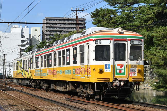 セブンイレブンの広告ラッピング電車