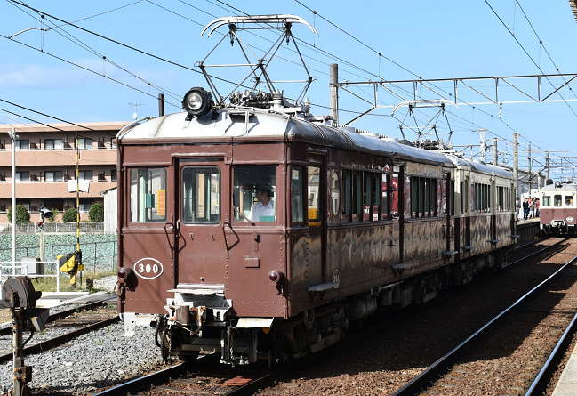 仏生山駅へ到着した旧型電車