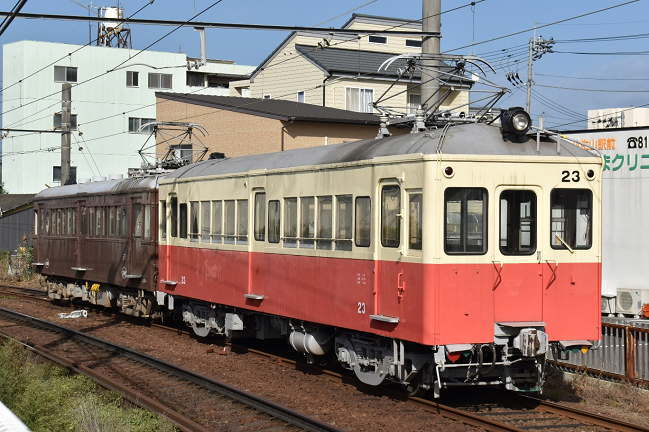 500号は本日運行の無かった23号と連結されて駅西側の車庫に入庫