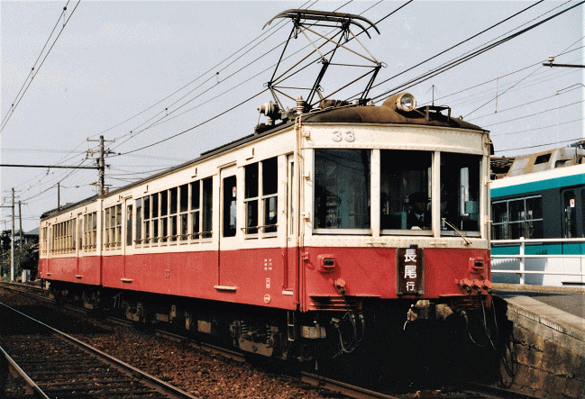 平木駅に停車中の30形