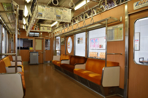 １０００系「まるまどりーむ号」の車内