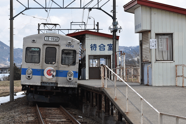 義塾高校前に到着した大鰐線