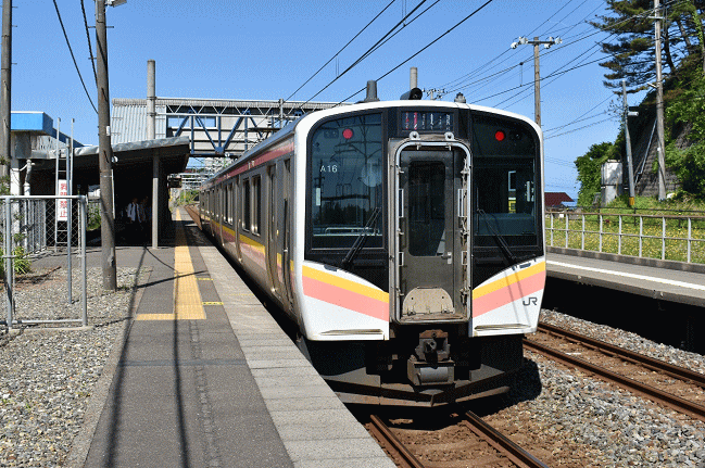 鯨波駅のＥ１２９系