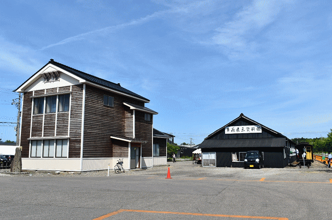 頸城鉄道歴史資料館（旧頸城鉄道本社）と車輌展示資料館（旧機関庫）