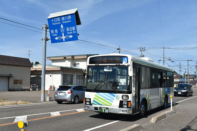 上名柄バス停に到着する頸城バス