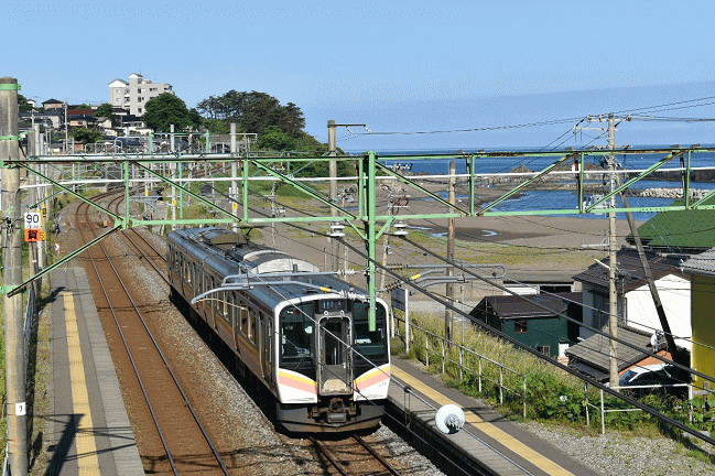 鯨波駅に到着するＥ１２９系