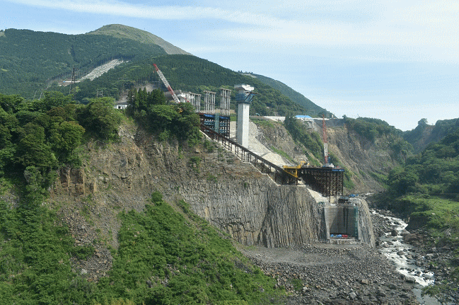 国道325号線阿蘇大橋の復旧工事