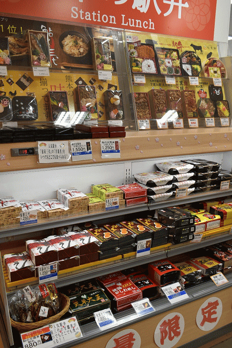 熊本駅の改札外高架下「銘品蔵」の中にあるファミリーマートの駅弁売り場