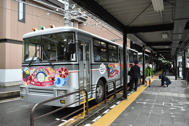 扇沢駅のトロリーバス乗り場