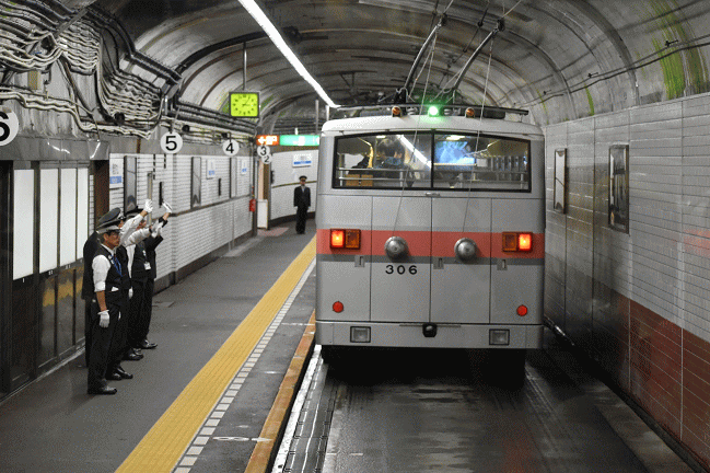 黒部ダム駅を発車する関電トンネルのトロリーバス