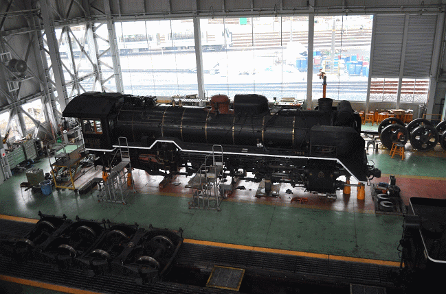 ＳＬ第２検修庫ではＤ５１形２００号機が整備中