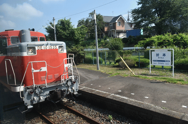 折本駅で下館行SL回送列車と行き違い