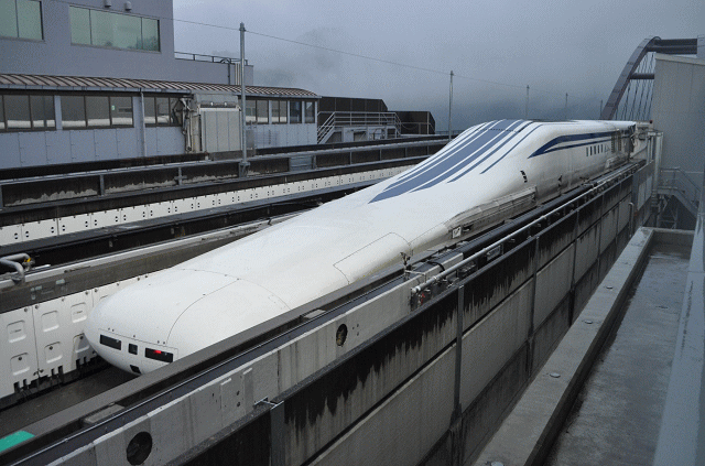 リニア体験乗車後の、先頭車両の見学