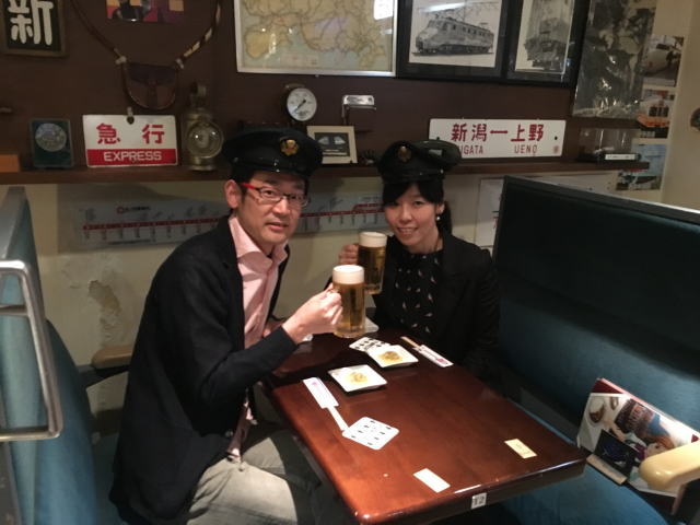 秋葉原の鉄道メイド居酒屋「リトルTGV」のボックス席