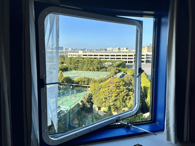 東京ベイ舞浜ホテル ファーストリゾートの窓辺の様子