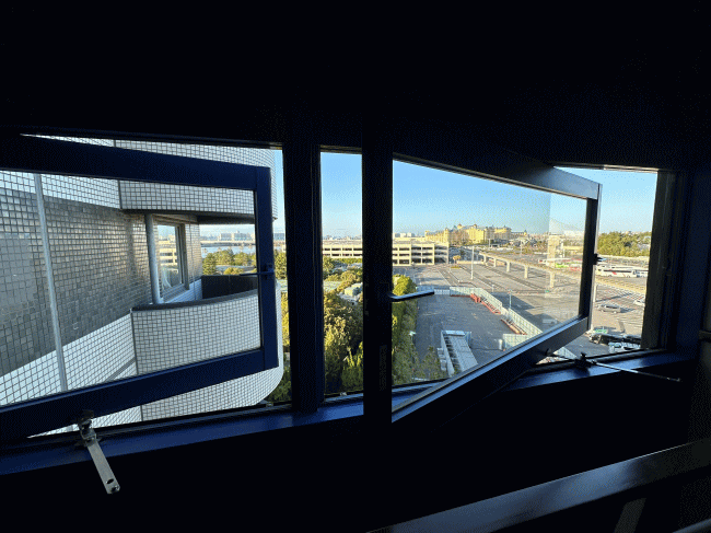 廊下の突き当りのトレインビュースポット