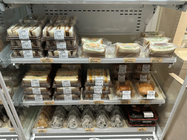 東京ベイ舞浜ホテル ファーストリゾートの施設内コンビニ「ファーストショップ」での総菜パン・サンドイッチの品揃え