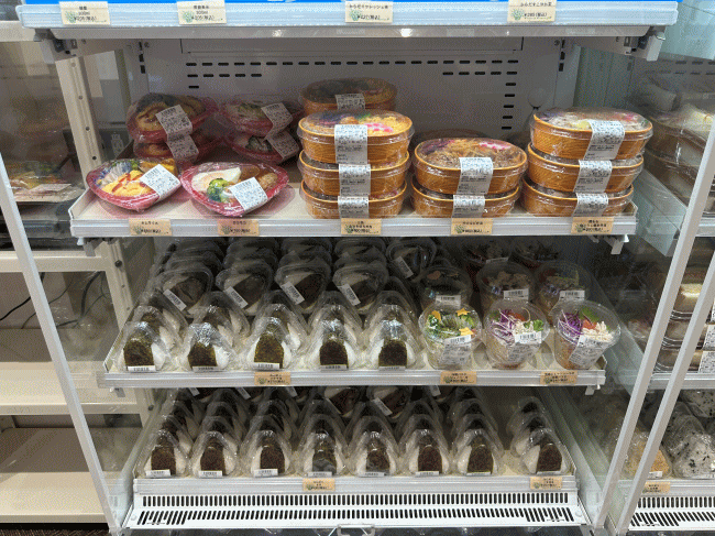 東京ベイ舞浜ホテル ファーストリゾートの施設内コンビニ「ファーストショップ」でのおにぎり類の品揃え