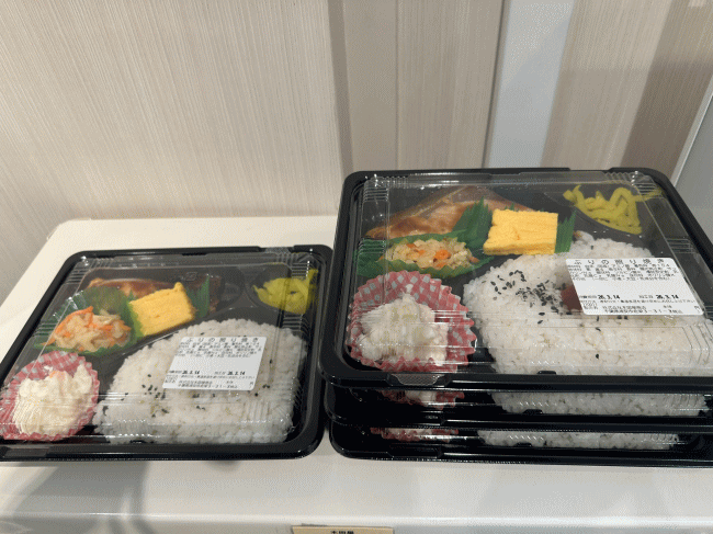 東京ベイ舞浜ホテル ファーストリゾートの施設内コンビニ「ファーストショップ」でのお弁当の品ぞろえ