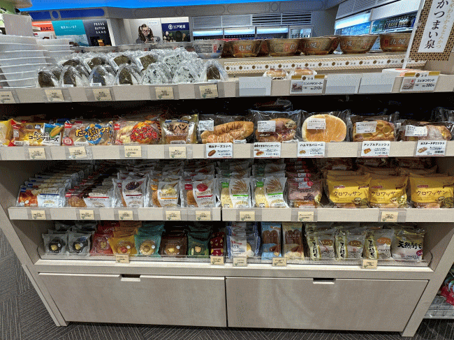 東京ベイ舞浜ホテル ファーストリゾートの施設内コンビニ「ファーストショップ」での菓子パンの品ぞろえ