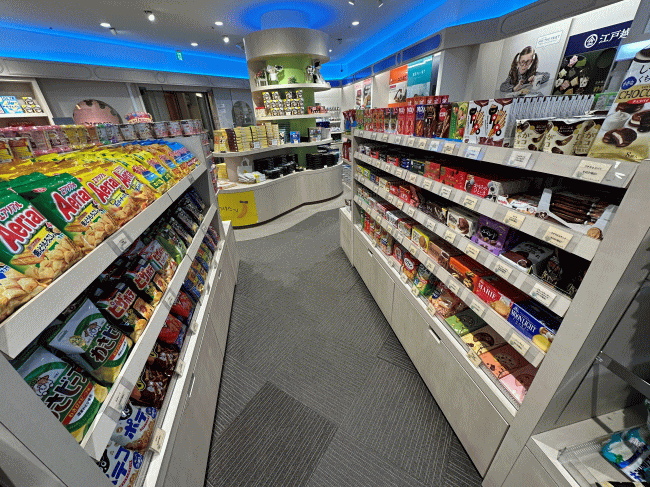 東京ベイ舞浜ホテル ファーストリゾートの施設内コンビニ「ファーストショップ」でのお菓子類の品ぞろえ