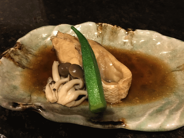 酒鮮の宿まるやすの夕食の鯛の煮つけ