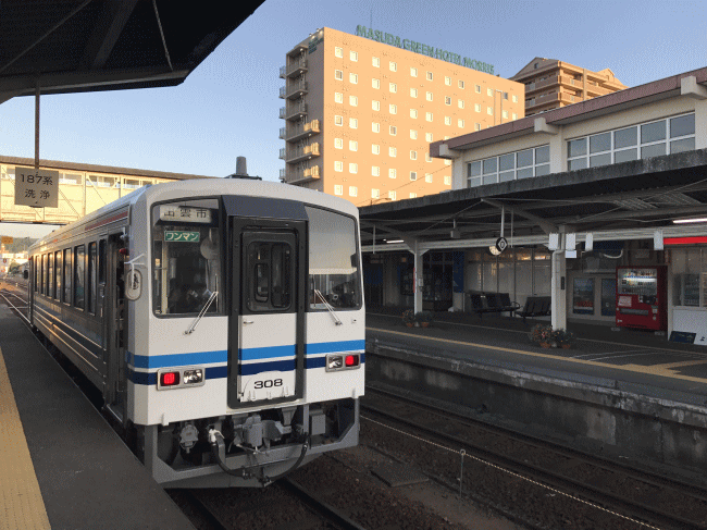 益田駅のホームから見た益田グリーンホテルモーリスの外観