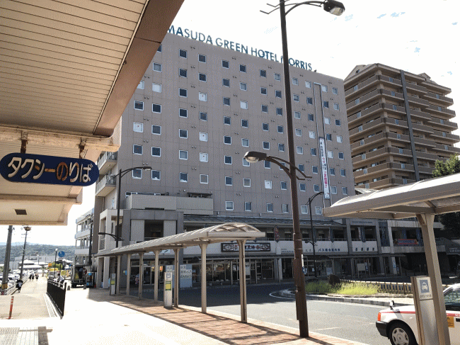 駅から見た益田グリーンホテルモーリスの外観