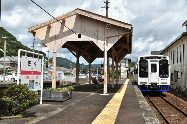 佐々駅のホーム