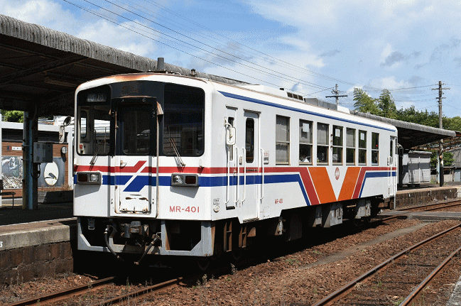 たびら平戸口駅1番線ホームに停車中のMR-401