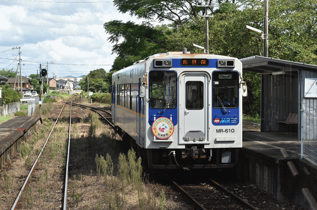 楠久駅でも列車行き違い