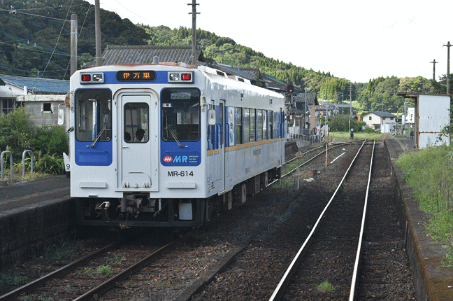 夫婦石駅に停車中の松浦鉄道