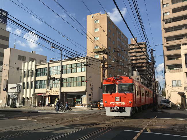松山シティホテルと伊予鉄道高浜線
