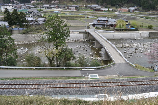 名松線の復活した新しい線路を見下ろす