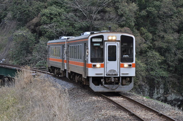 伊勢鎌倉駅ホームから名松線キハ11形