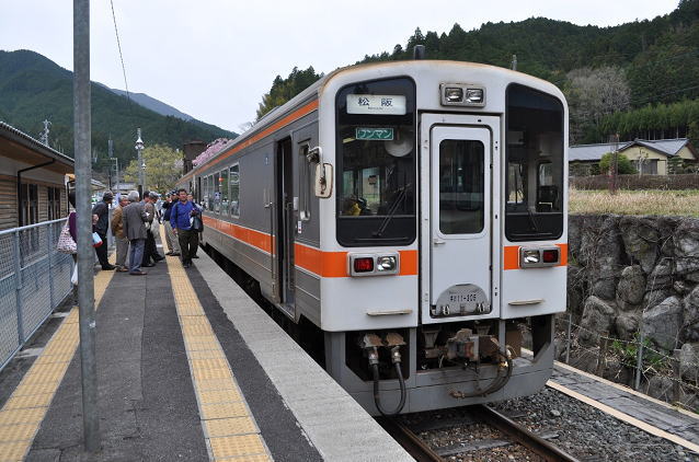 伊勢奥津駅ホームに停車中のキハ11形