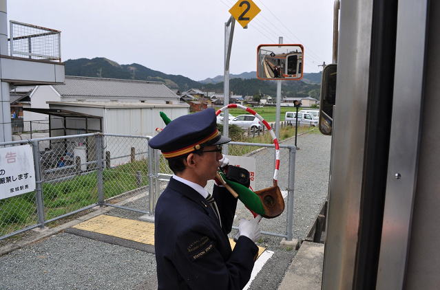 名松線のタブレット交換の風景、家城駅にて
