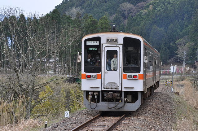 伊勢鎌倉駅を発車した伊勢奥津行の名松線キハ11形