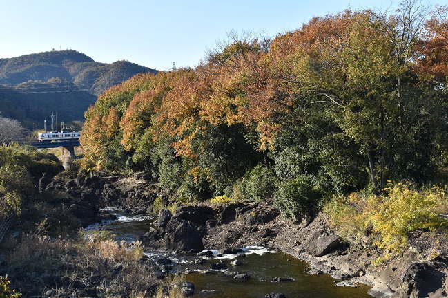 可児川の中州である「鬼ヶ島」と名鉄電車