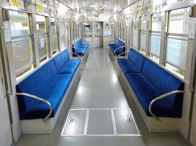 東山線100形電車の車内