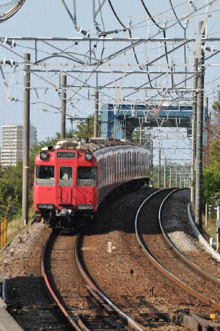 黒笹駅を発車した上小田井行100系電車