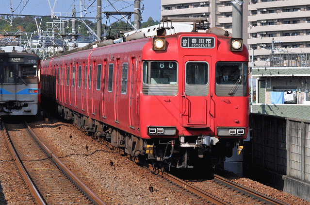 三好ヶ丘駅に到着する名鉄１００系