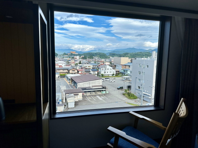 ホテルメルキュール飛騨高山の窓辺の様子