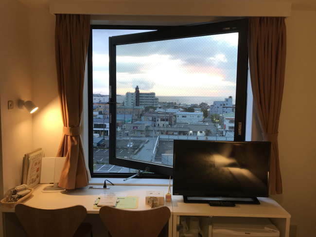 ホテルマイグラントの窓辺の様子