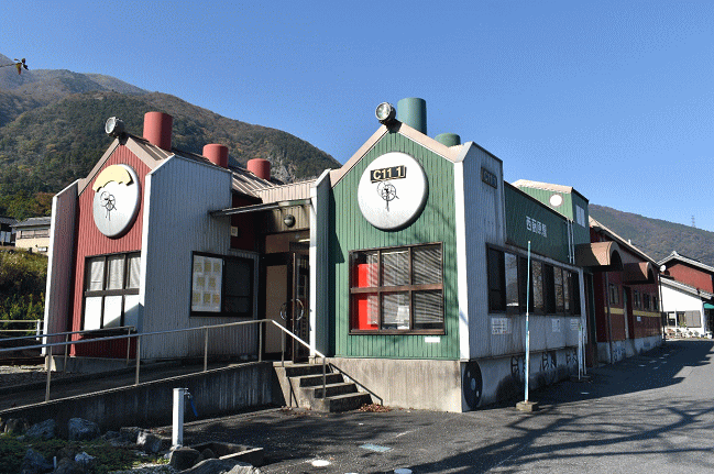 蒸気機関車を模した駅舎が特徴的な西藤原駅