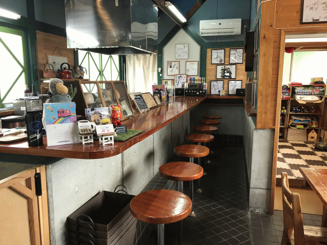 ひみつ基地ゴンの店内